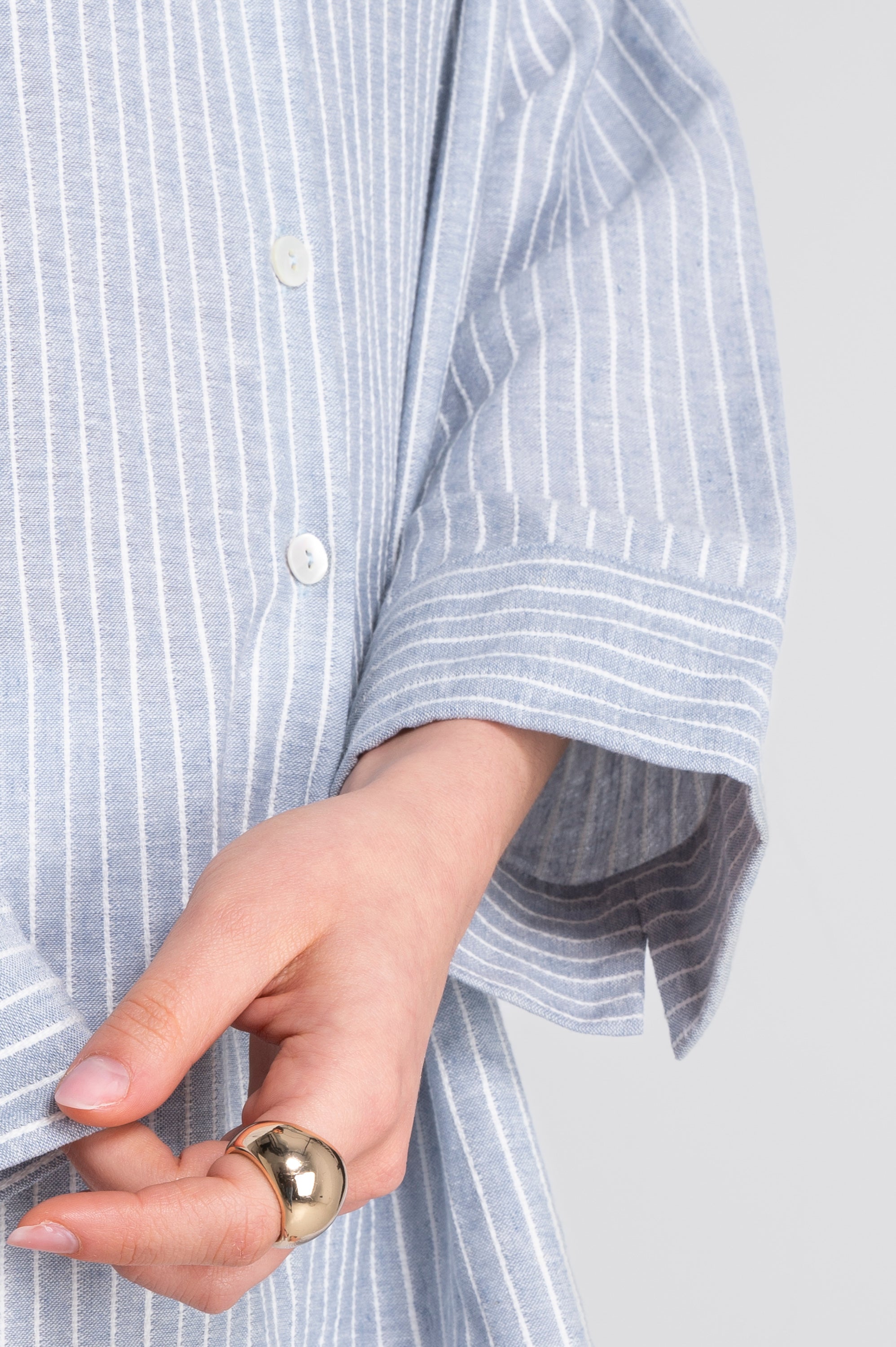 Oversized striped cotton-linen shirt with slit cuffs 7556R