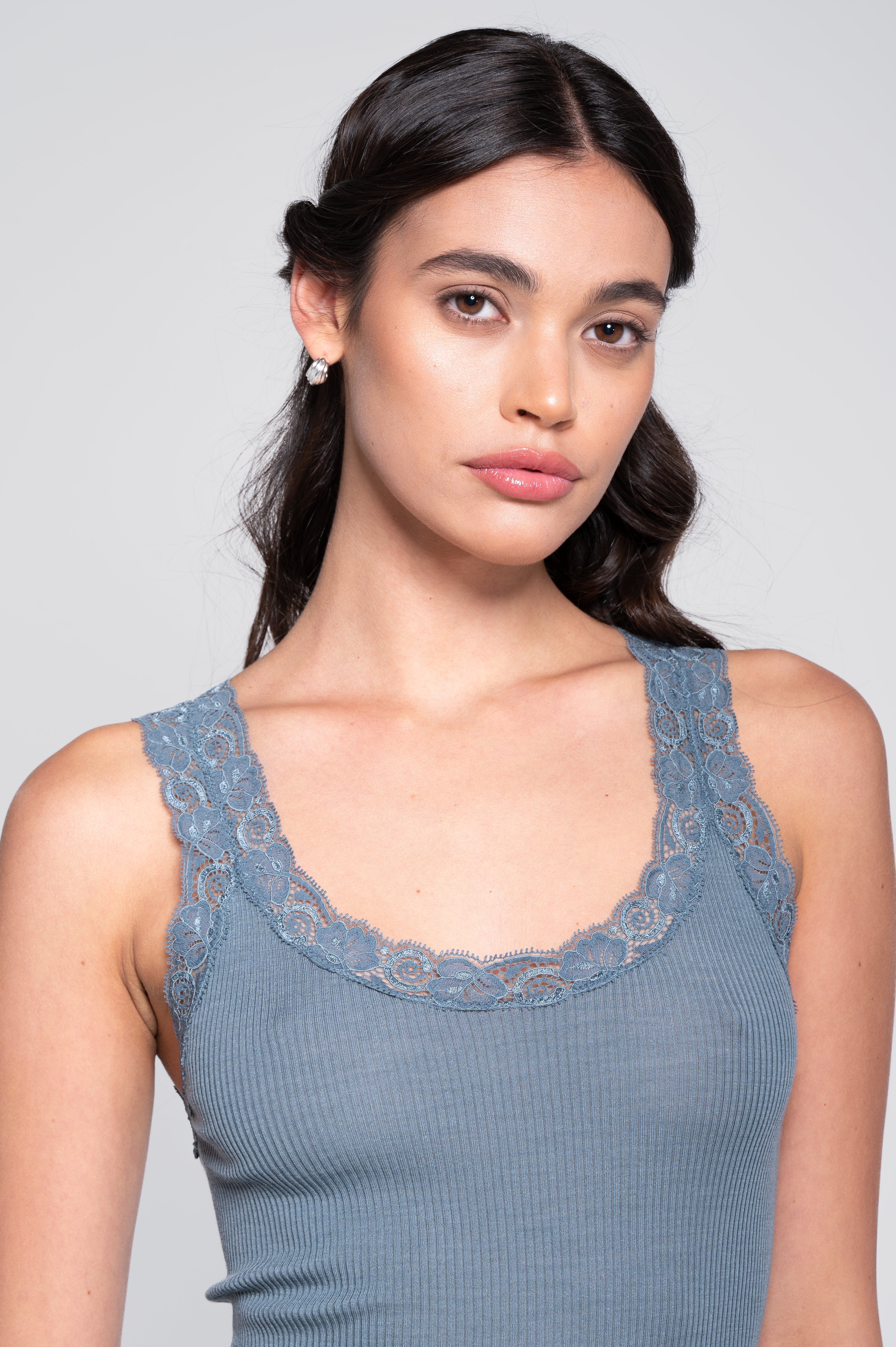 Wool and silk tank top with Leavers lace 3410