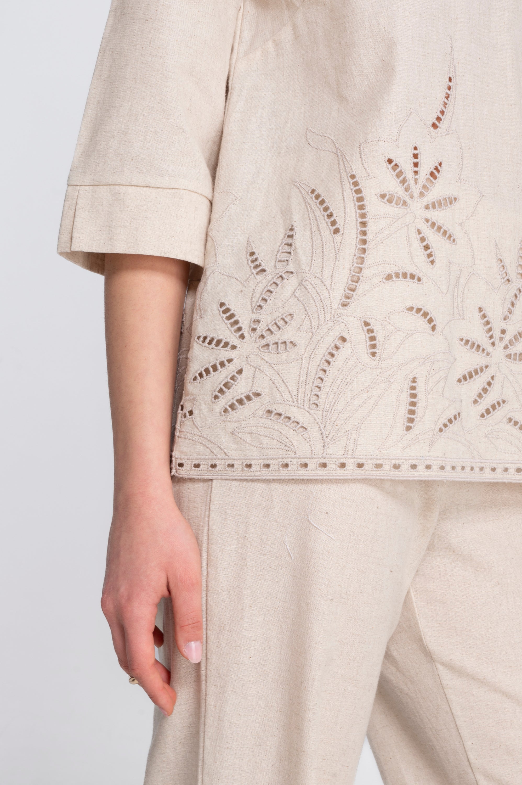 Cotton-linen blouse with foliage embroidery 7534