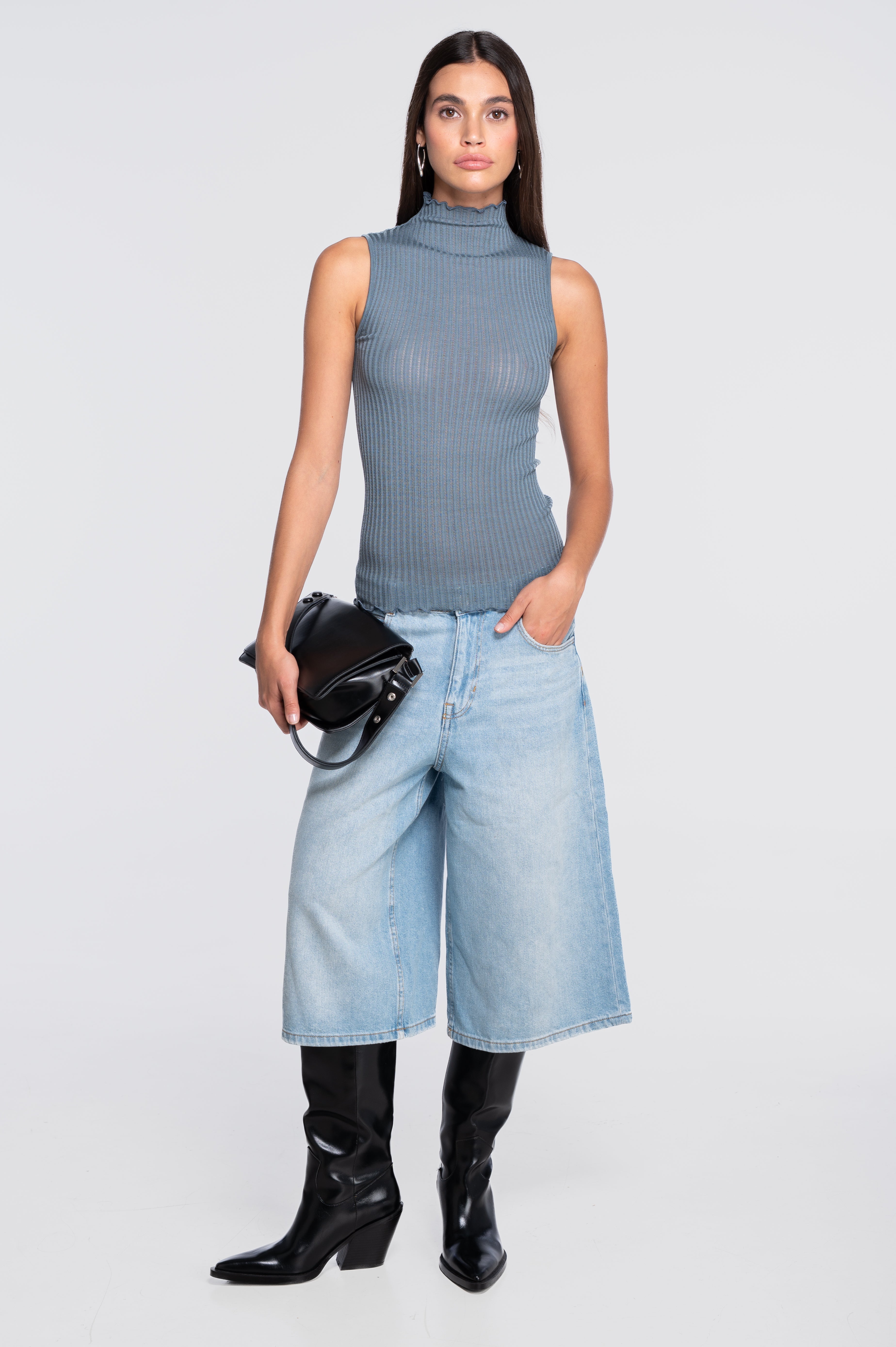 Sleeveless mock neck top in ajouré wool and silk 7492