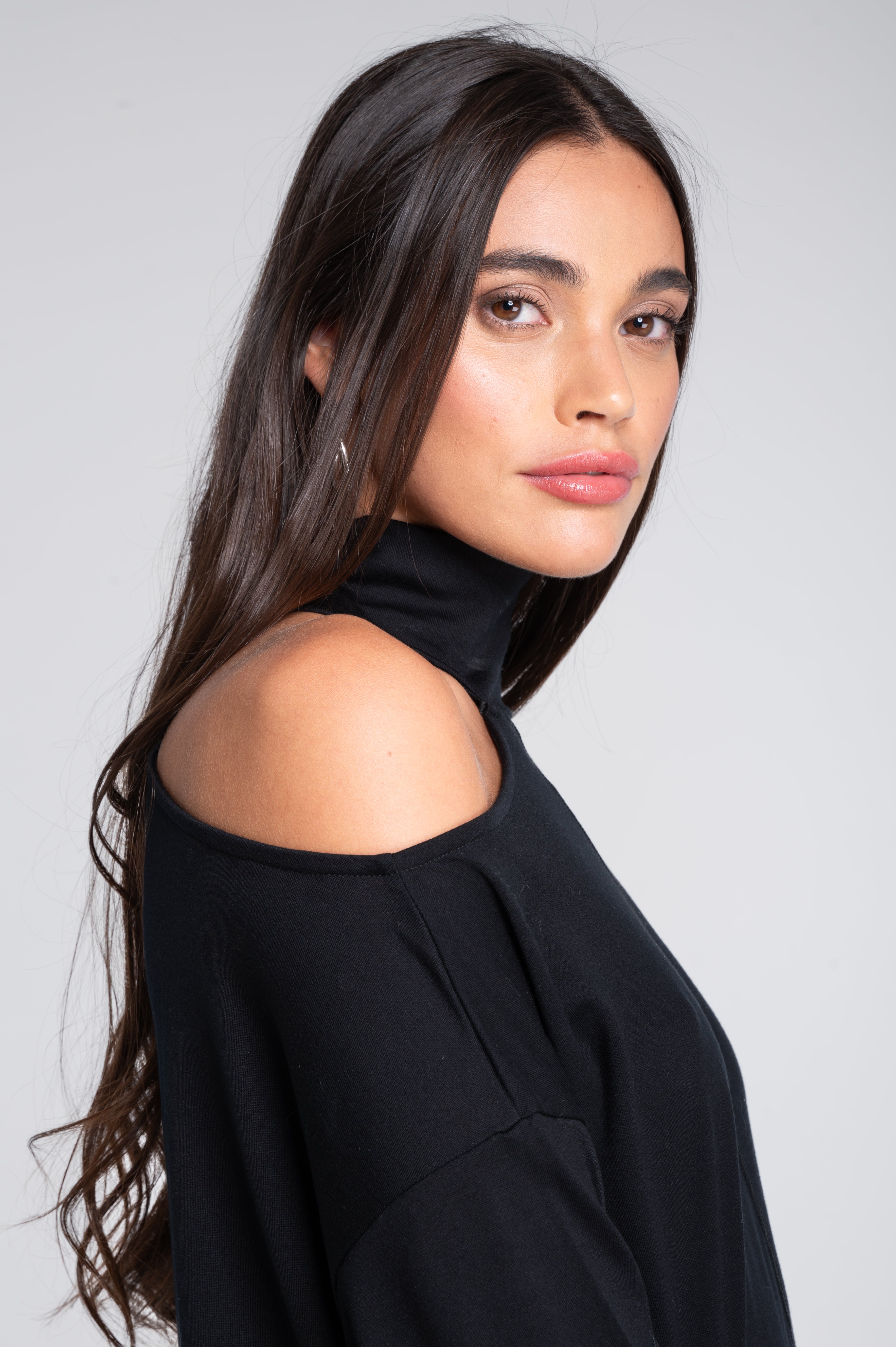 Long sleeves mock neck shirt with shoulder cutout 7631