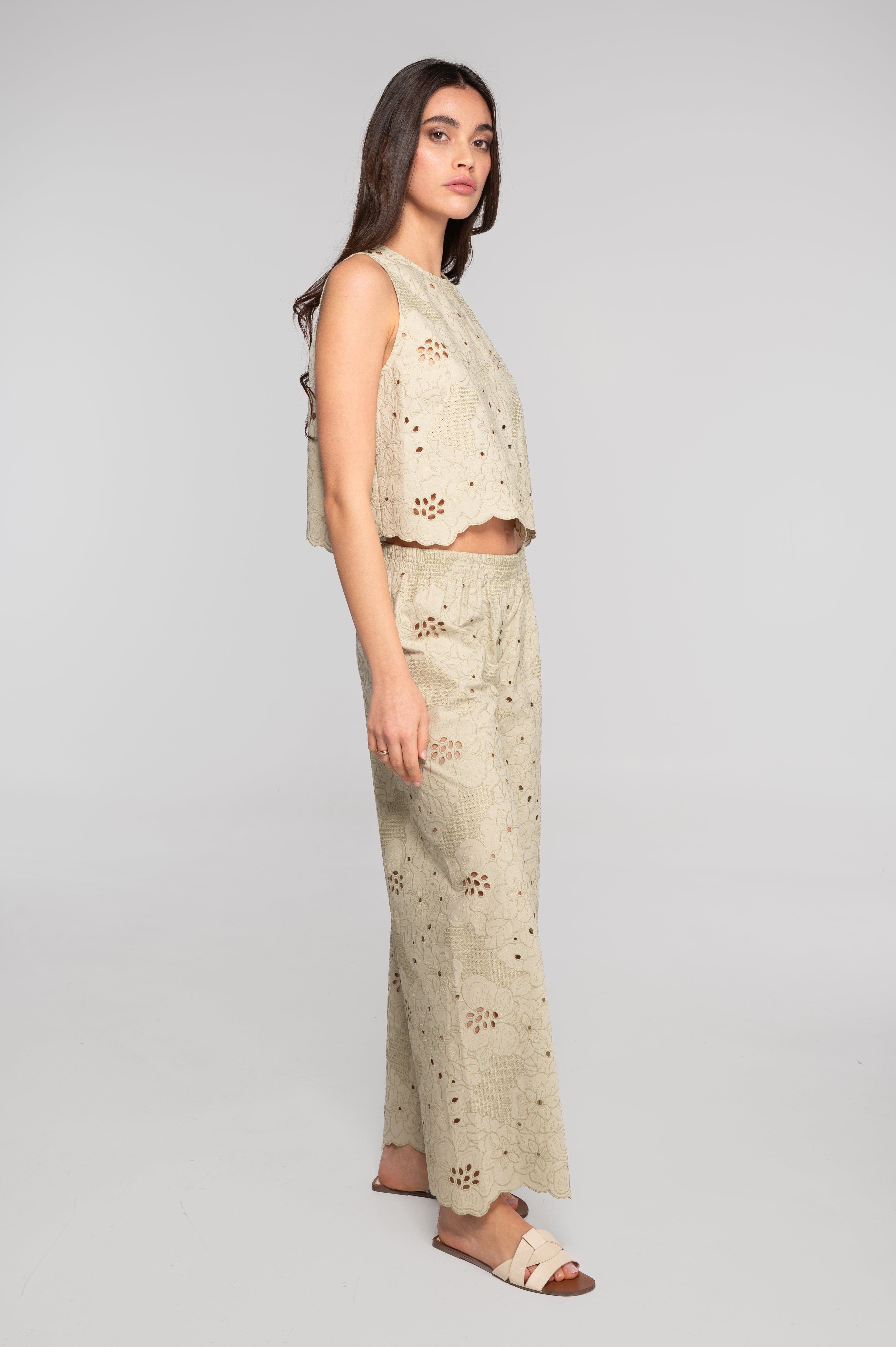 Broderie anglaise sleeveless cropped top 7713