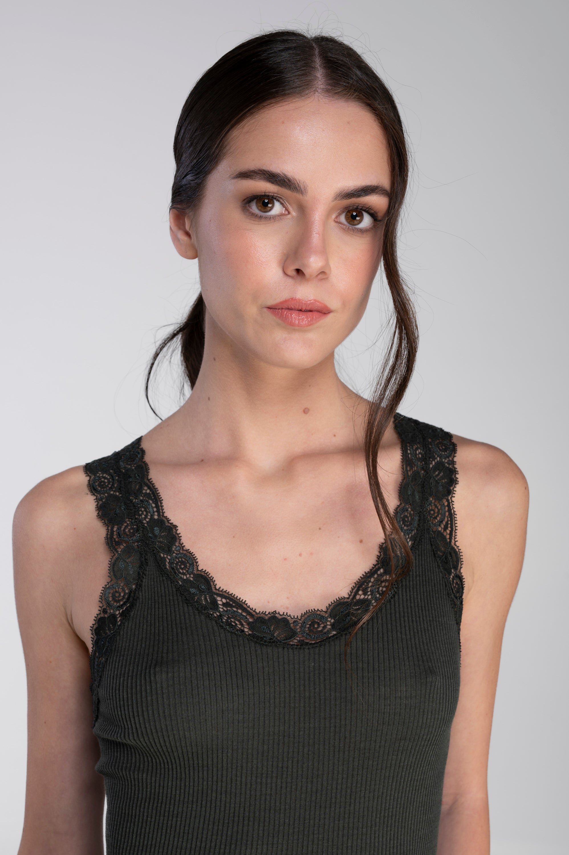 Wool and silk tank top with Leavers lace 3410