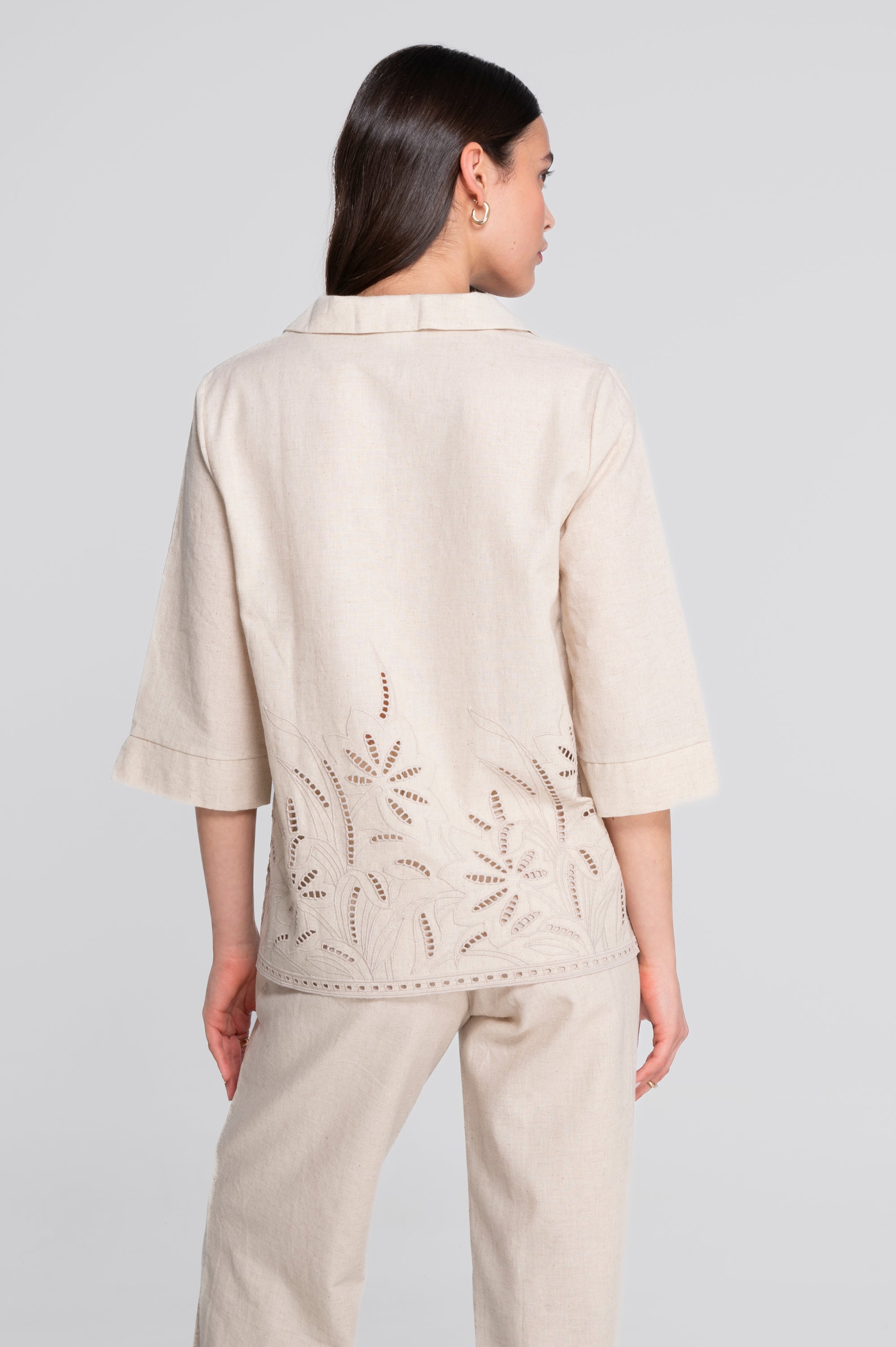 Cotton-linen blouse with foliage embroidery 7534