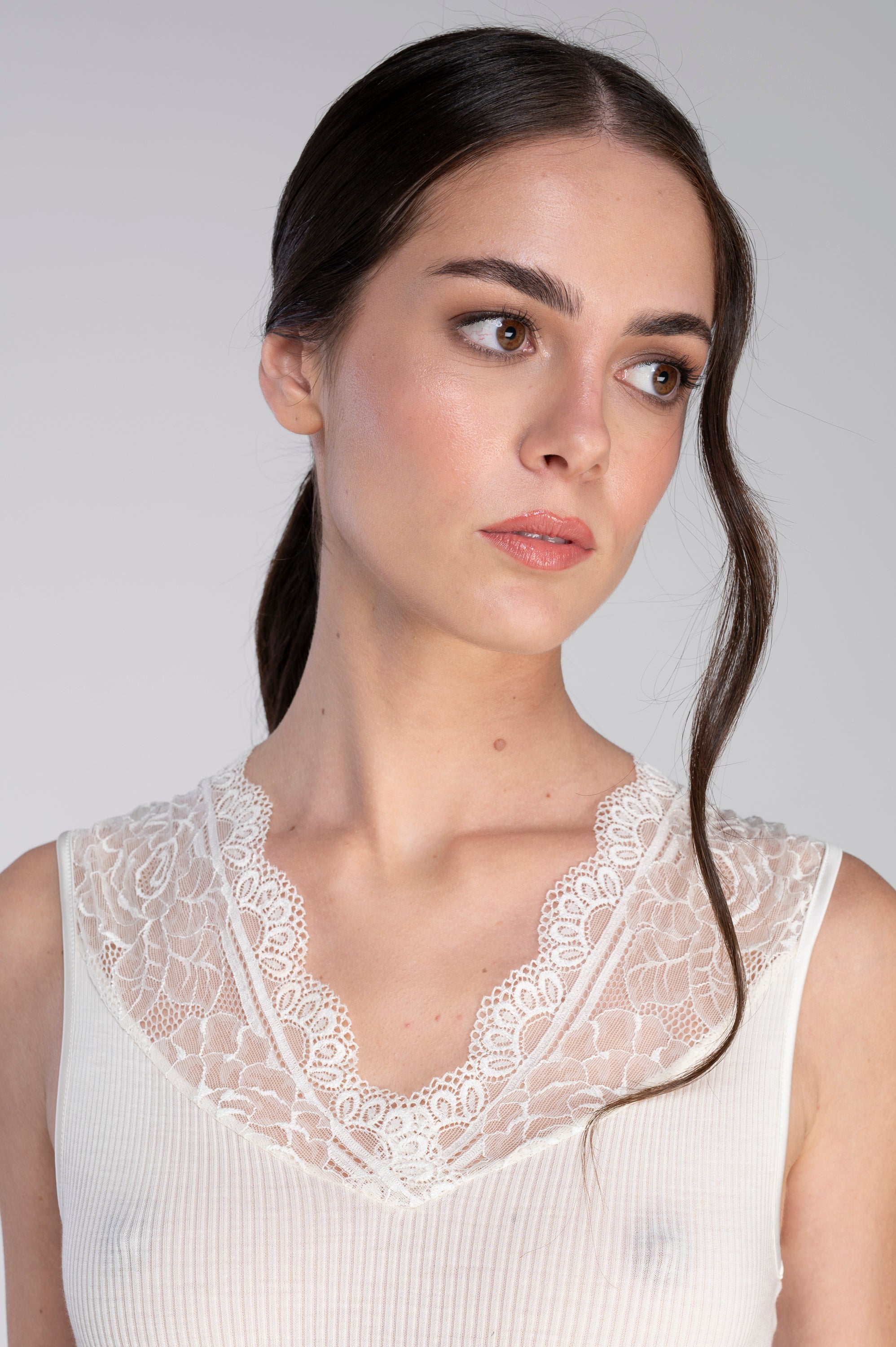 Wool and silk tank top with Leavers lace 7412