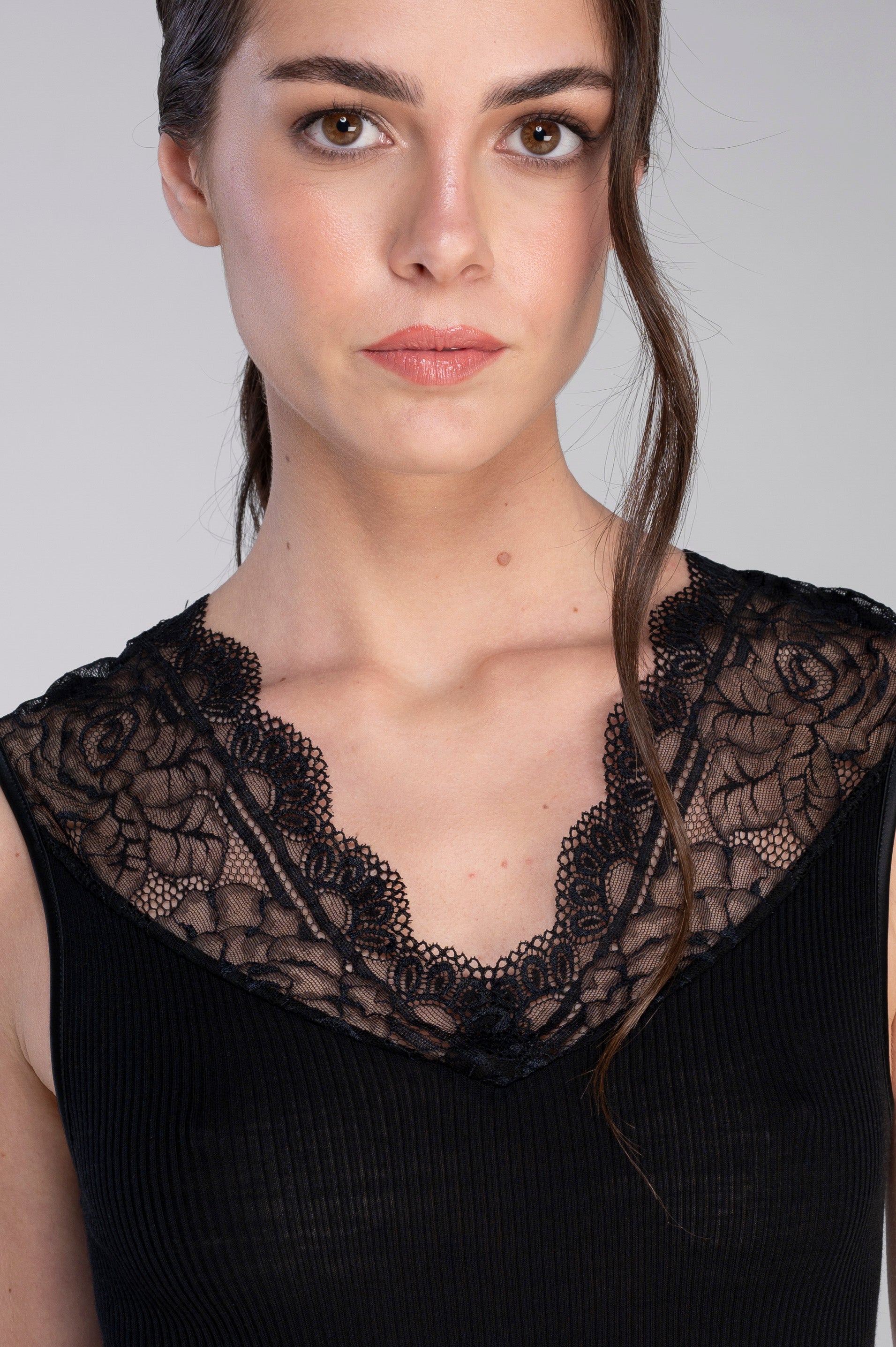 Wool and silk tank top with Leavers lace 7412