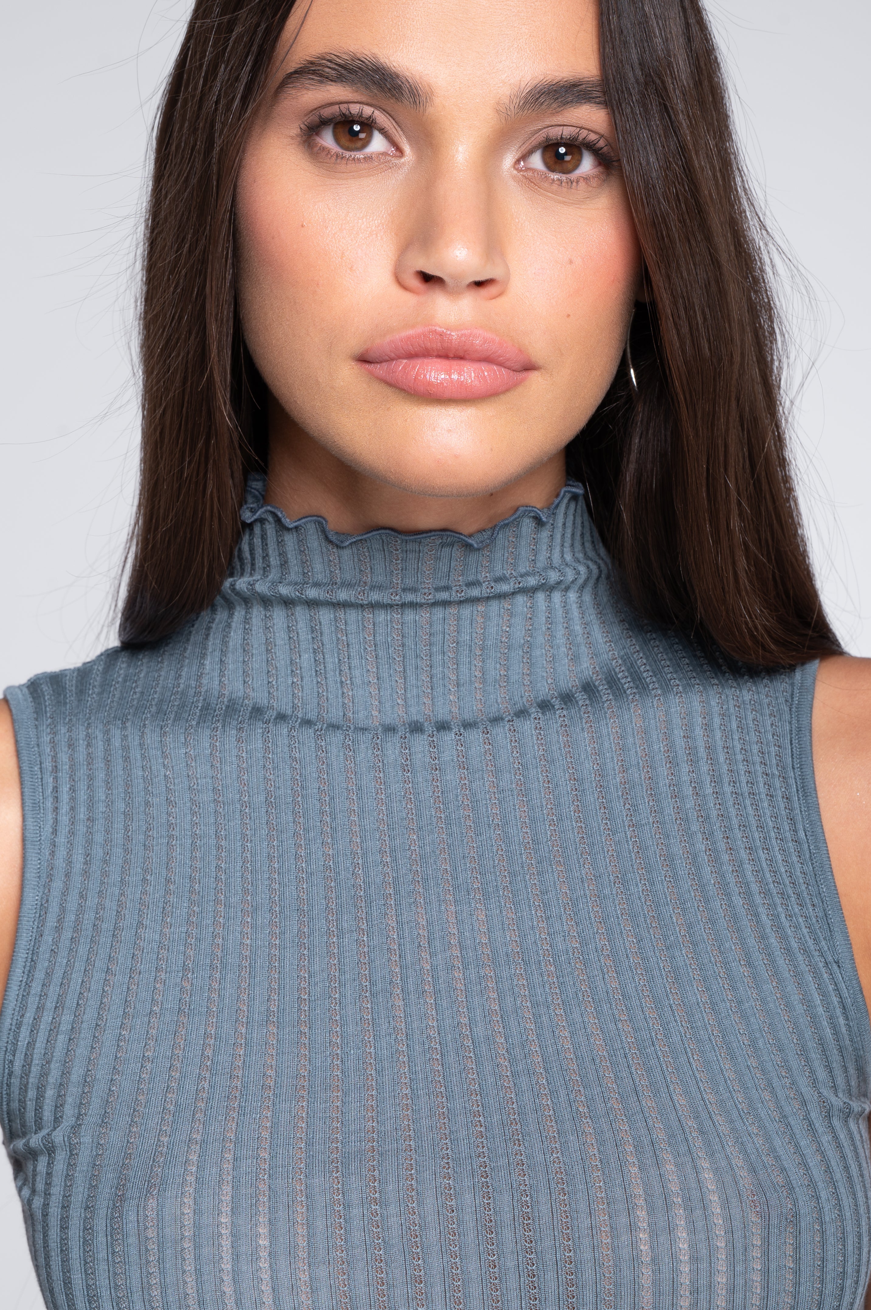 Sleeveless mock neck top in ajouré wool and silk 7492