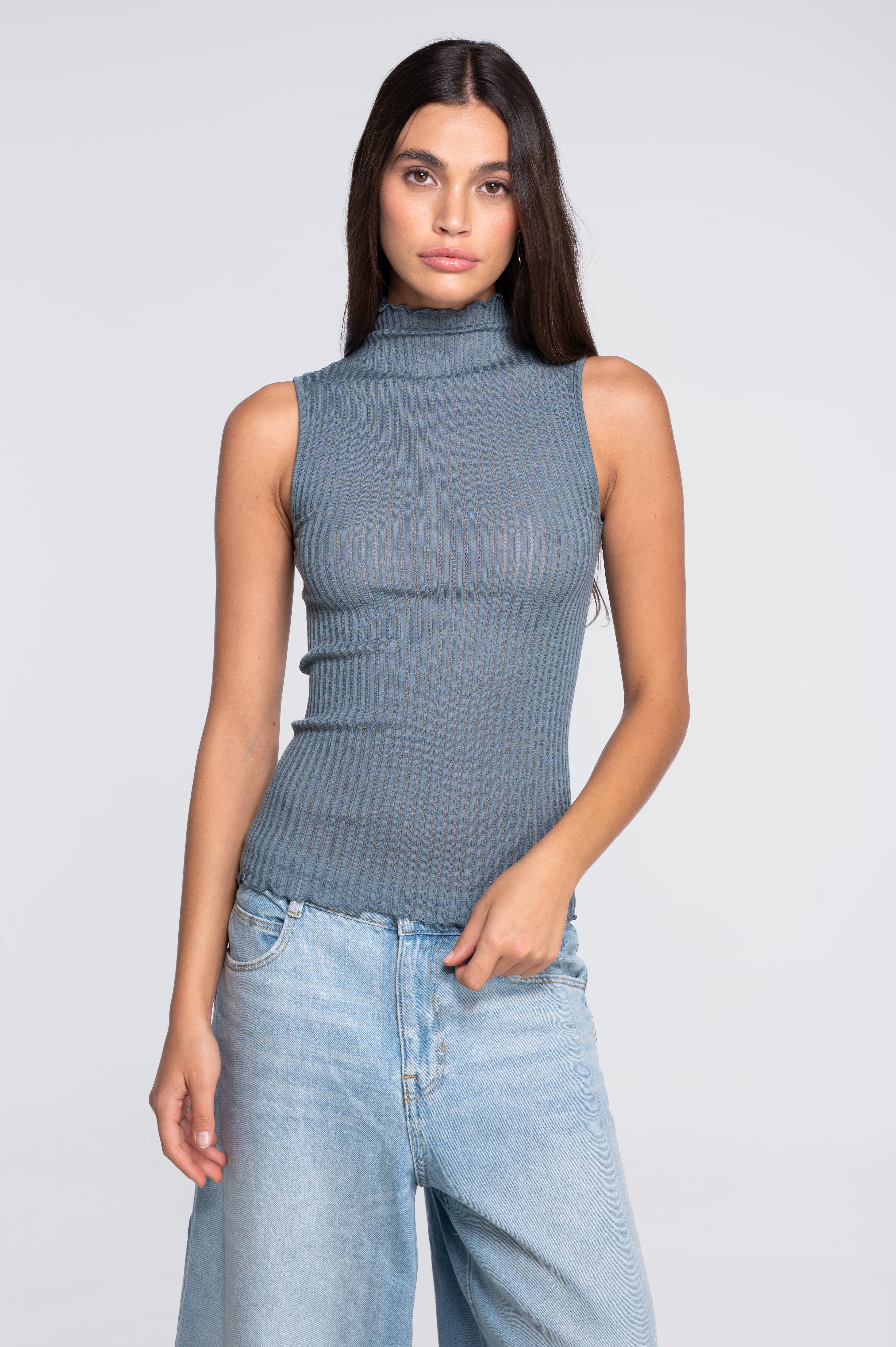 Sleeveless mock neck top in ajouré wool and silk 7492