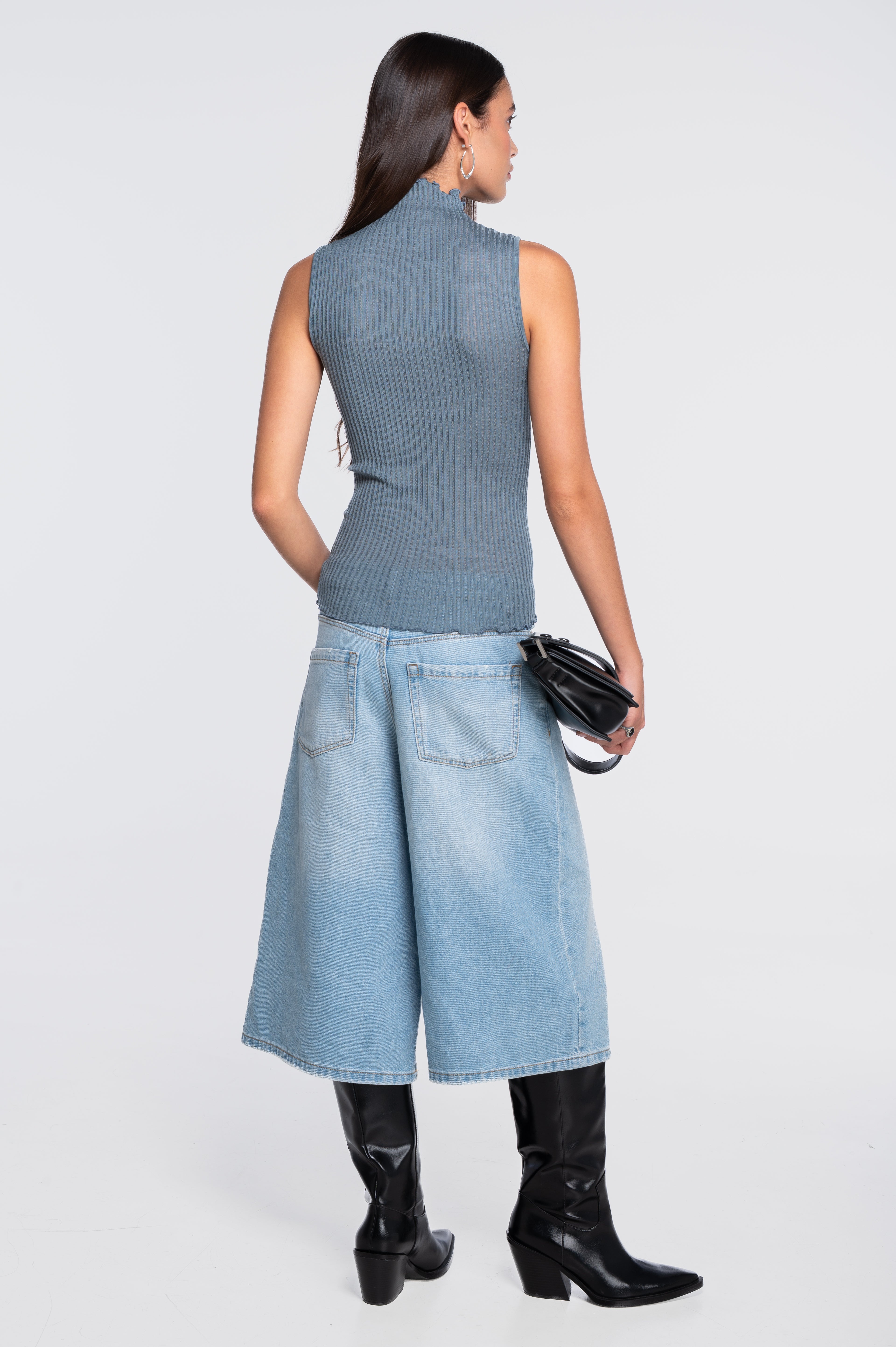 Sleeveless mock neck top in ajouré wool and silk 7492