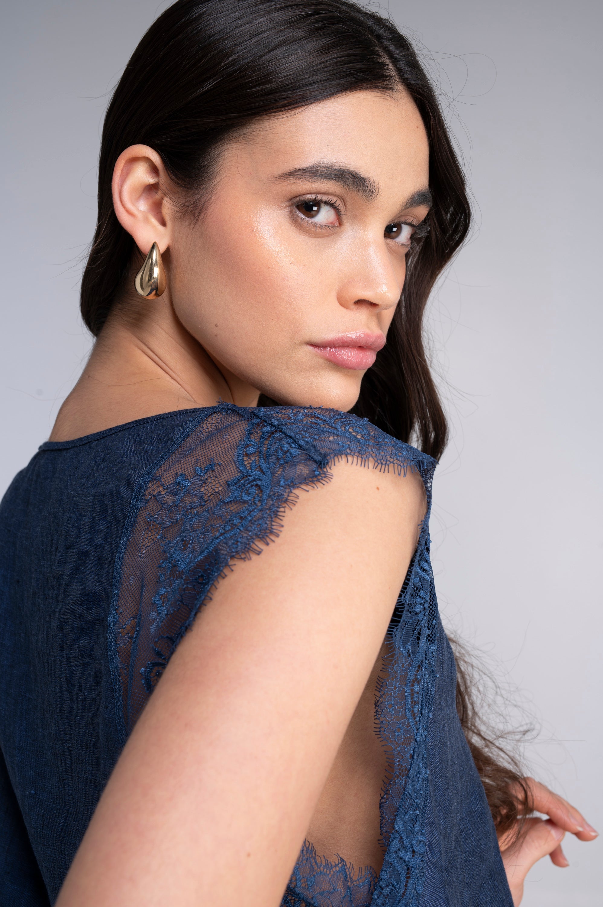 Linen short sleeves shirt with chantilly lace 7521