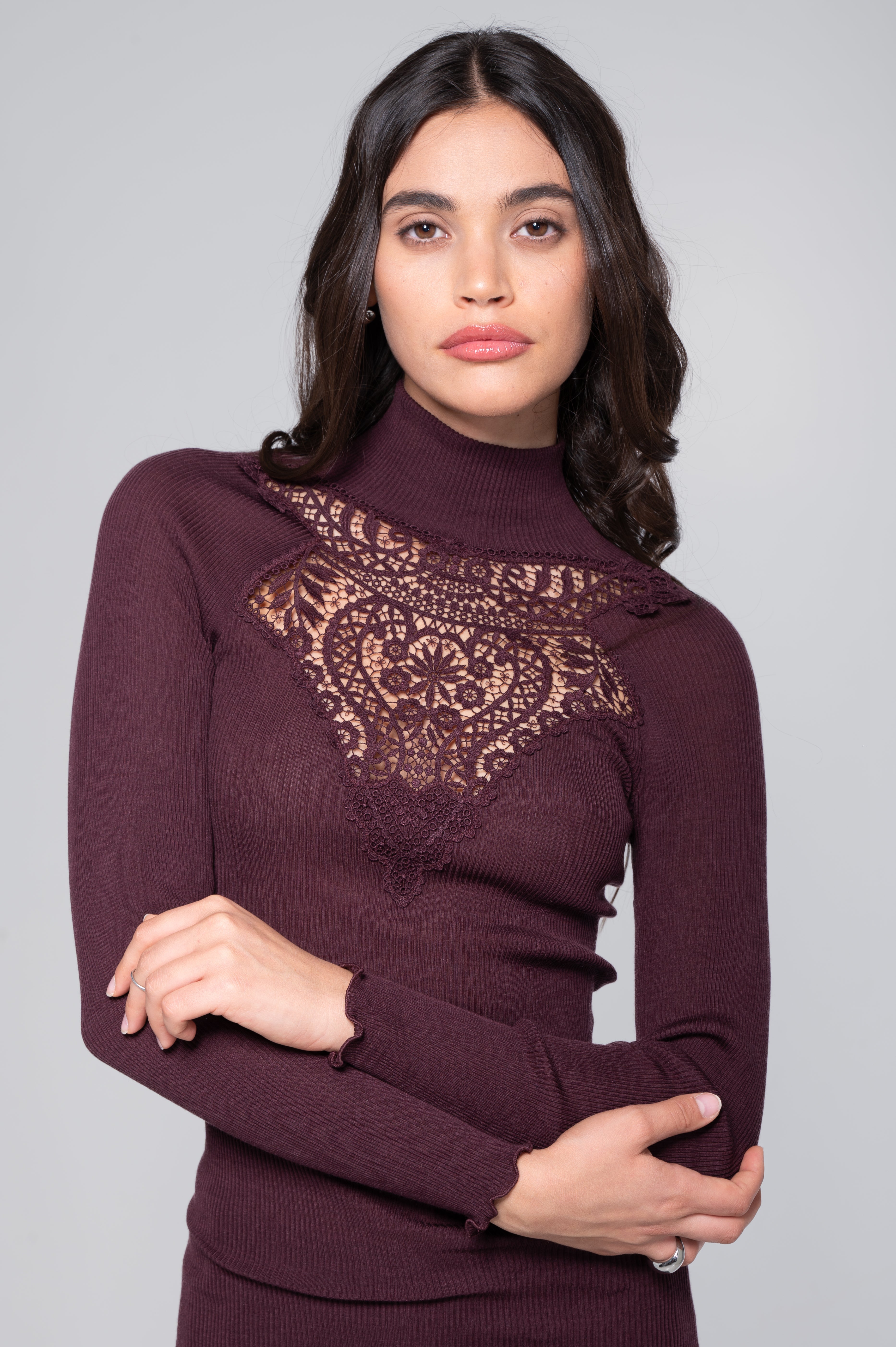 Long sleeves mock neck shirt with vintage macramé motif 7608