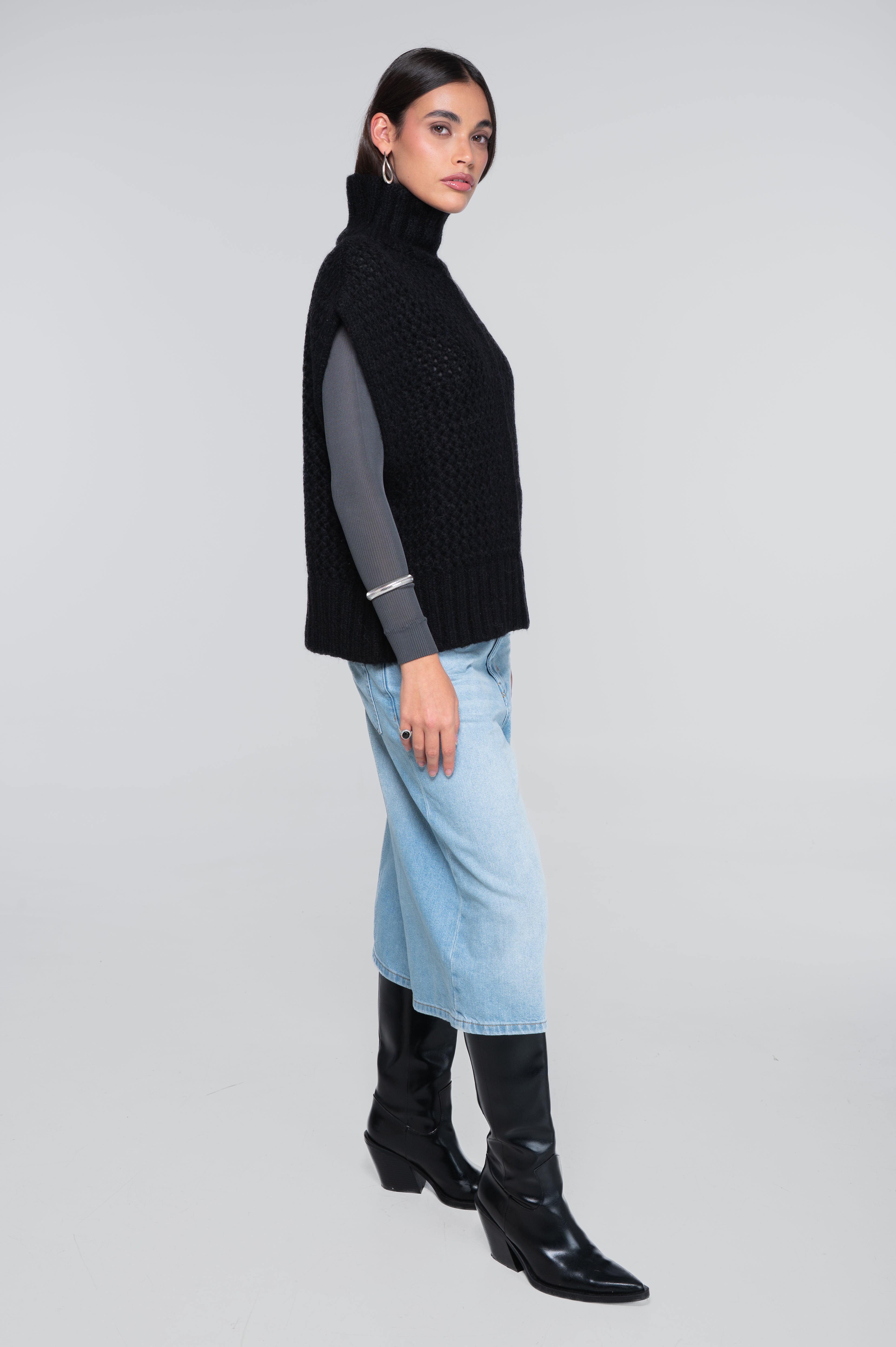 Mock neck vest in alpaca blend with openwork texture 7681