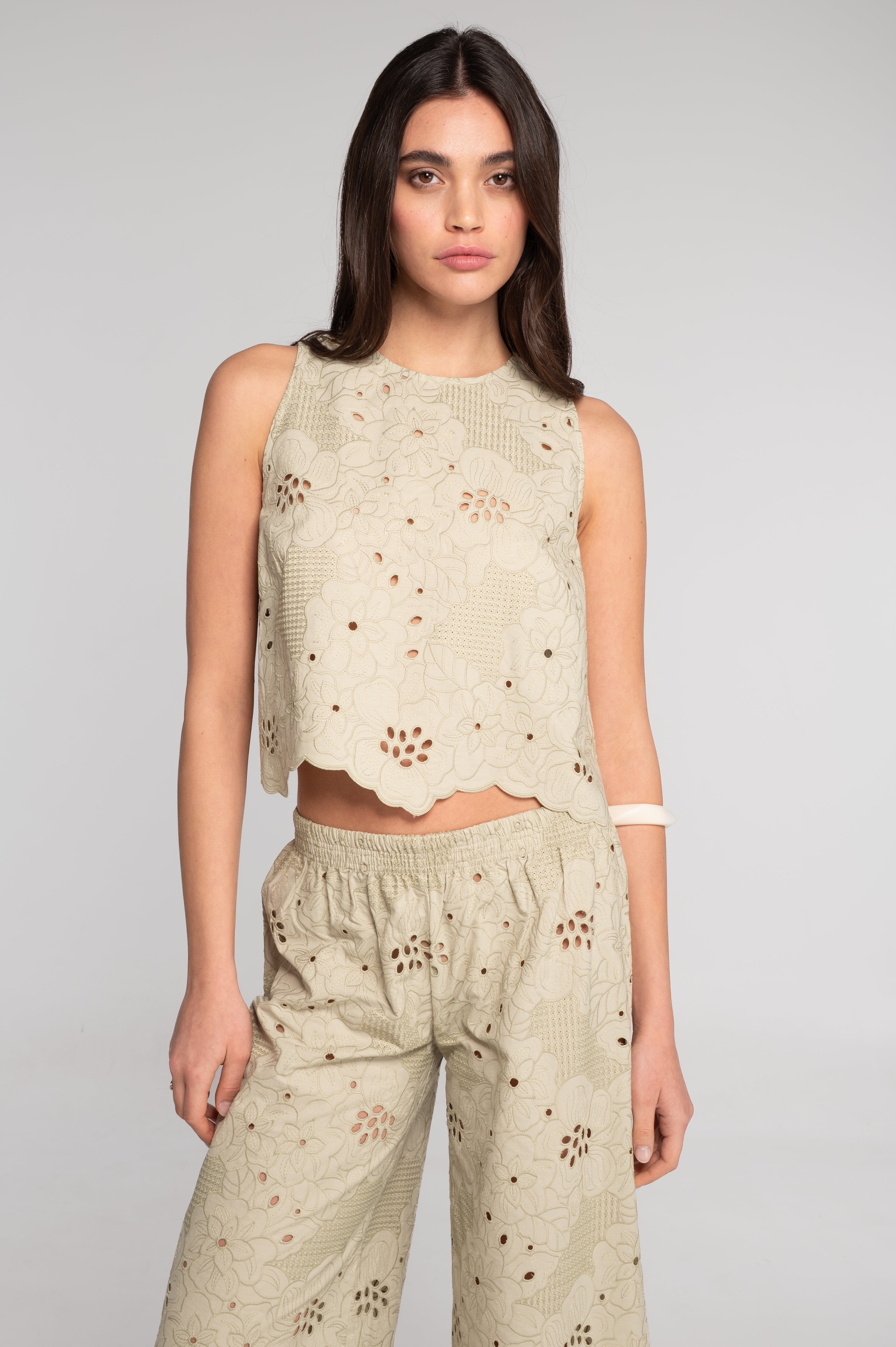 Broderie anglaise sleeveless cropped top 7713